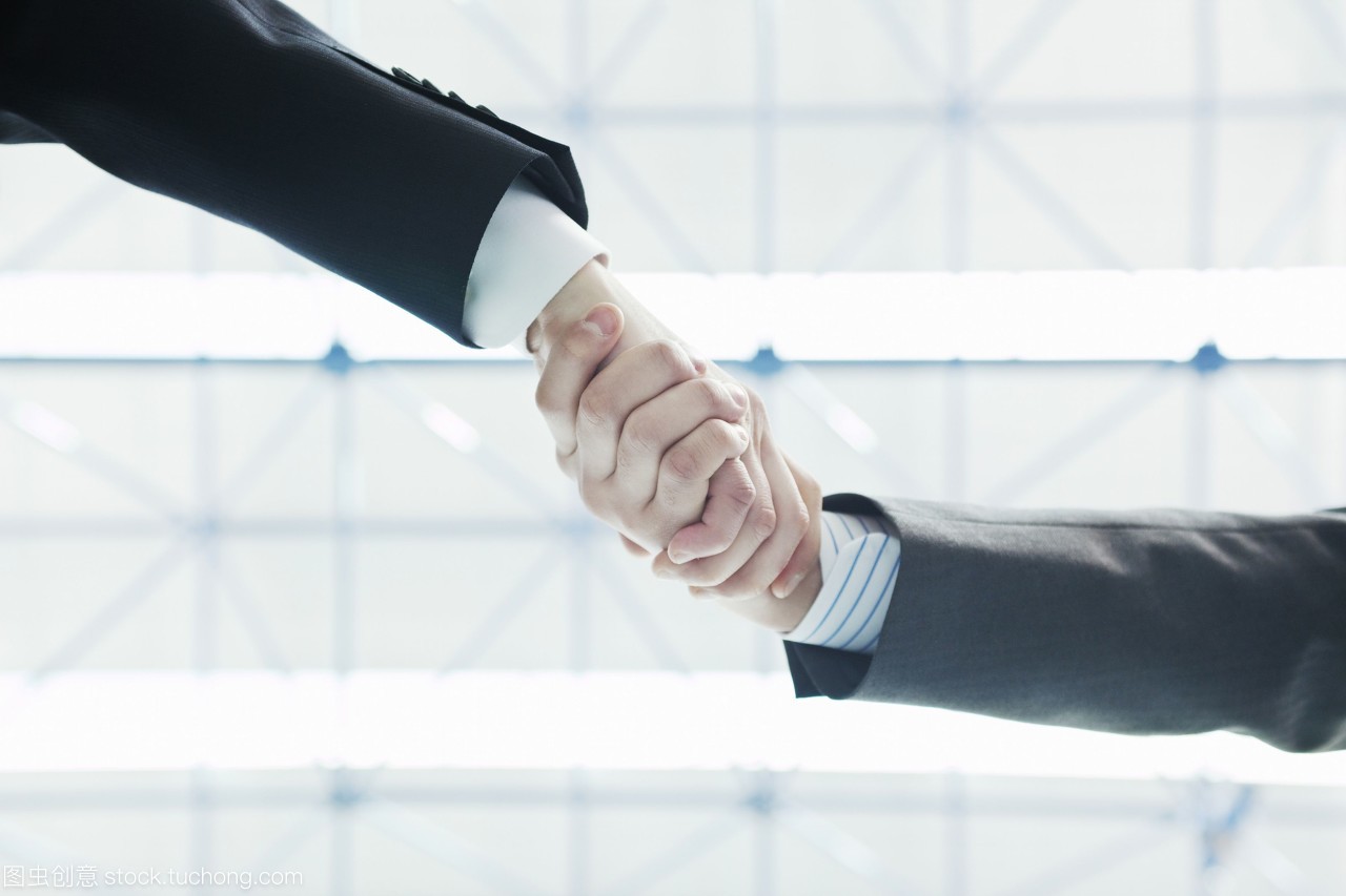商界握手 广告设计中的信任与合作象征